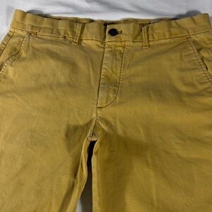 Gap mens mustard yellow rugged 10" Short flat front 9.5" chino shorts - size 33